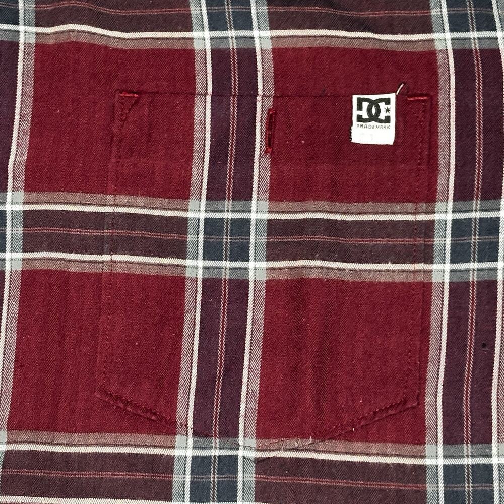DC Shoes Flannel Plaid Herringbone Button Up Shirt Men's Medium Burgundy Skate - Picture 2 of 9